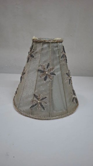 Lámpara de mesa beige con pantallas