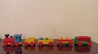 Tren de madera con vagones
