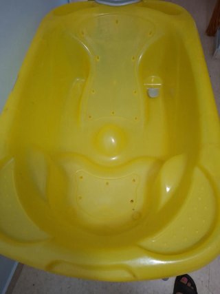 Bañera bebé amarilla con patas