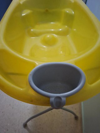 Bañera bebé amarilla con patas