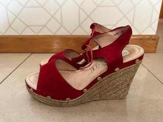 Tacones cuña rojos piel T.37