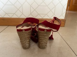 Tacones cuña rojos piel T.37