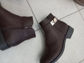 Stivaletti marroni tacco basso fibbia oro 39