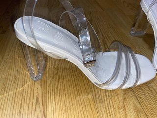 Sandalias Bershka tacón transparente T.36