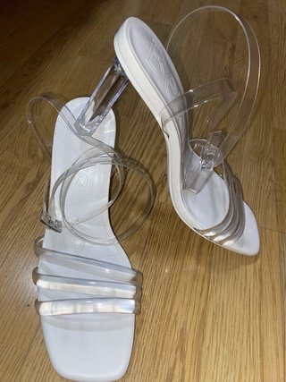 Sandalias Bershka tacón transparente T.36
