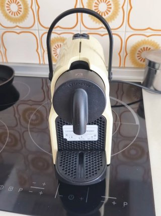 Macchina da caffè Nespresso Inissia Beige
