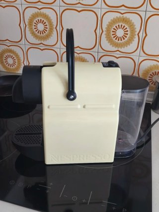 Macchina da caffè Nespresso Inissia Beige