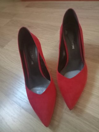 Zapatos de tacón rojos ante