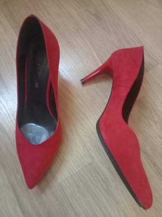 Zapatos de tacón rojos ante