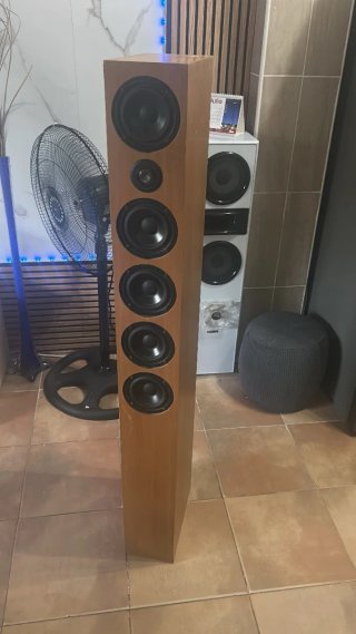 Altavoces negros y marrones