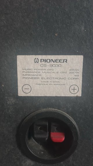 Altavoces negros y marrones