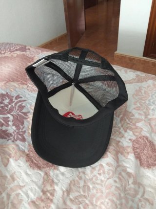 Gorra trucker con logo A