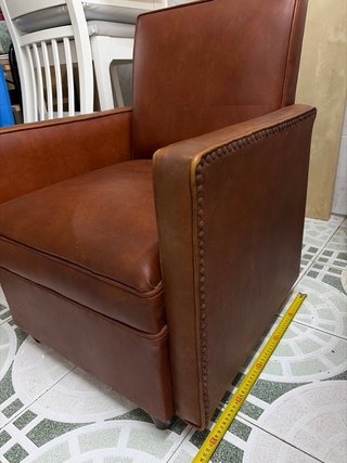 Sillón vintage de piel. Butaca antigua