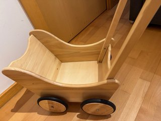 Cochecito de madera para muñecas