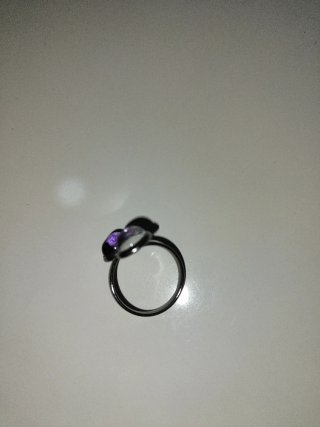 Anillo hecho a mano con resina morada