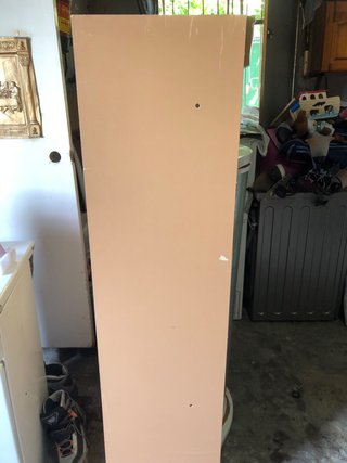 Mueble con 3 estantes y 2 puertas