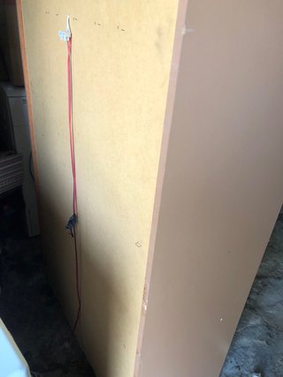 Mueble con 3 estantes y 2 puertas