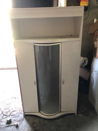 Mueble con 3 estantes y 2 puertas