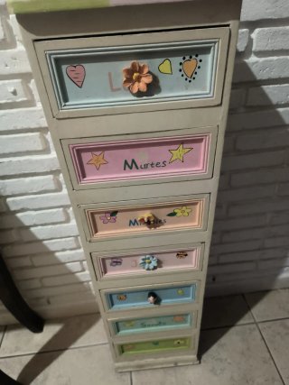 Mueble cajonera decorada a 3 cajones le falta pomo