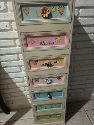 Mueble cajonera decorada a 3 cajones le falta pomo