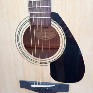 Guitarra Yamaha F310 con funda y soporte