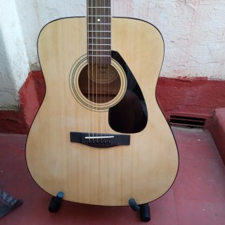 Guitarra Yamaha F310 con funda y soporte