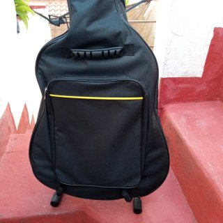 Guitarra Yamaha F310 con funda y soporte