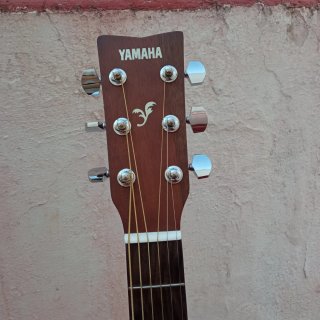 Guitarra Yamaha F310 con funda y soporte