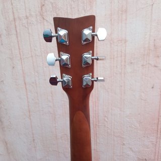 Guitarra Yamaha F310 con funda y soporte