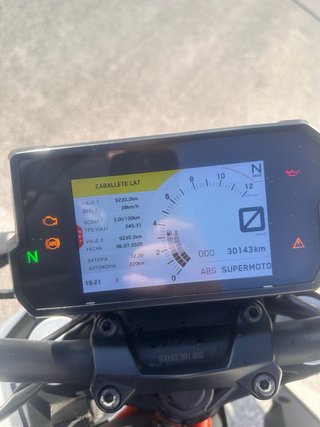 KTM Duke 125 Naked Negra y Naranja