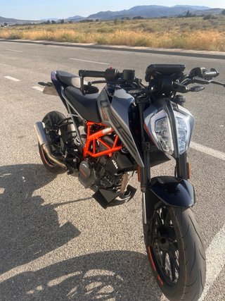 KTM Duke 125 Naked Negra y Naranja