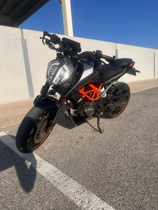 KTM Duke 125 Naked Negra y Naranja