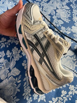 Zapatillas Asics plateadas y blancas