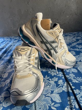 Zapatillas Asics plateadas y blancas