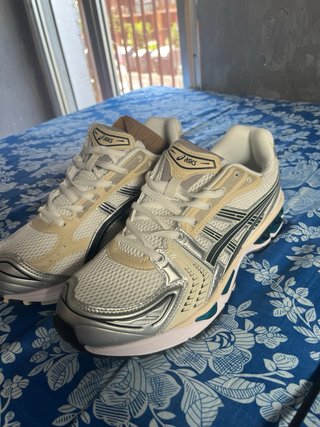 Zapatillas Asics plateadas y blancas