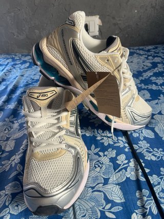 Zapatillas Asics plateadas y blancas