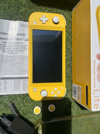 Nintendo Switch Lite Amarillo + Accesorios