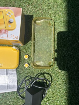 Nintendo Switch Lite Amarillo + Accesorios
