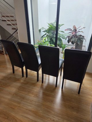 4 sillas de respaldo alto negras de piel sintética