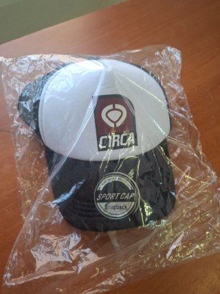 CIRCA GORRA SNAPBACK BLANCA Y NEGRA NUEVA