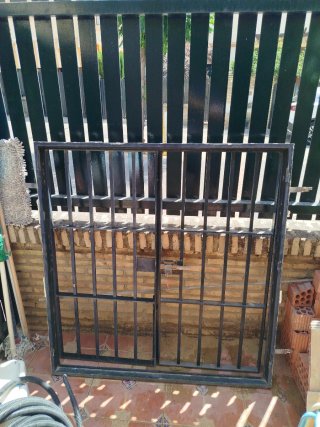 Reja ventana con doble hoja y cerradura y ventana