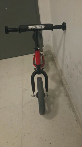 Bicicleta de equilibrio Strider roja