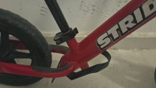 Bicicleta de equilibrio Strider roja
