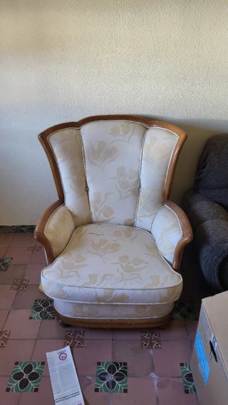 Sillón tapizado floral madera