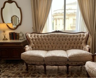 Sofá y sillones clásicos tapizados