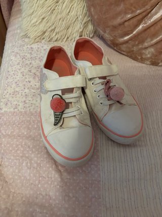 Zapatos niña blancos con adornos