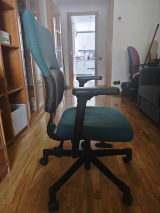 Silla de oficina negra y verde