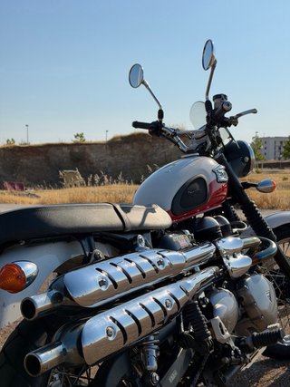 Triumph Scrambler 900 Roja y Blanca