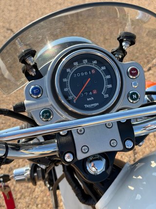Triumph Scrambler 900 Roja y Blanca