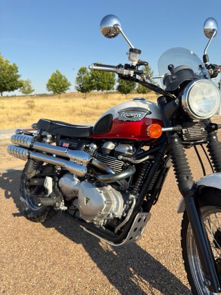 Triumph Scrambler 900 Roja y Blanca